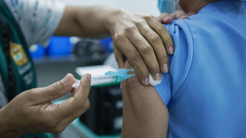 Covid-19: pessoas de 55 a 59 com comorbidades começam a ser vacinadas hoje