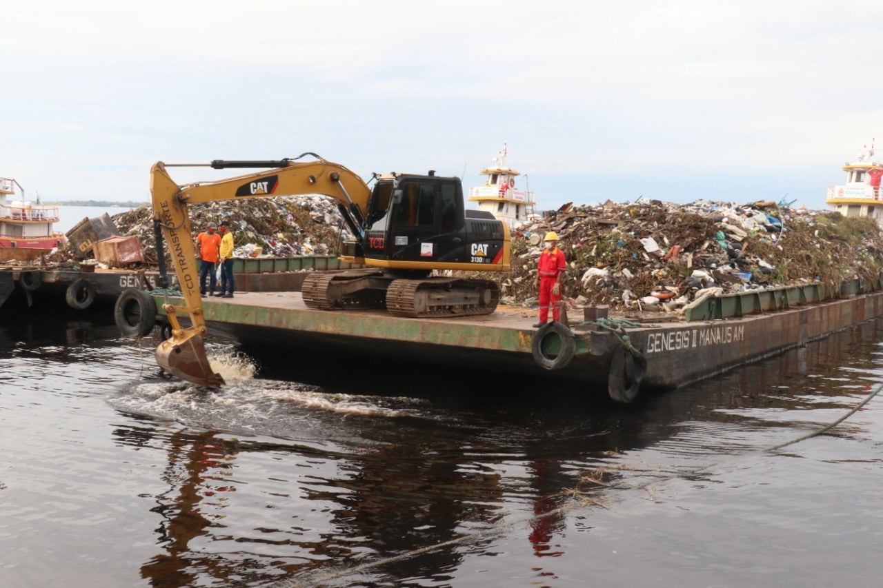 Em Manaus, mais de 500 toneladas de lixo foram retiradas da orla do Rio Negro
