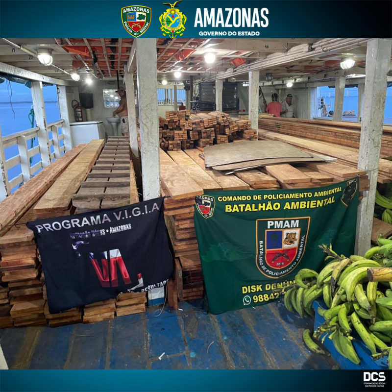 Madeira serrada ilegal é apreendida dentro de barco na orla de Manaus