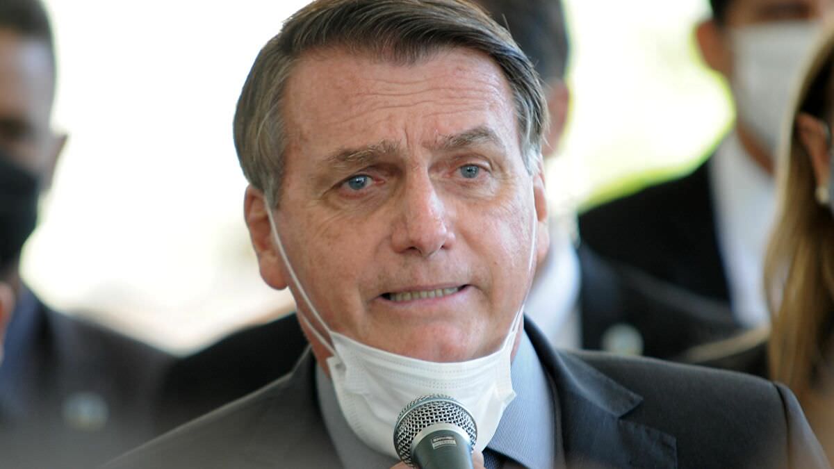 Bolsonaro deve mais de R$ 80 mil em multas por não usar máscara