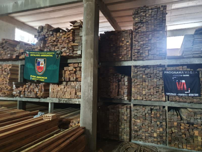 Mais de 60 metros cúbicos de madeira são encontrados em depósito clandestino em Manaus