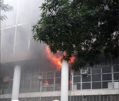 Incêndio atinge reitoria da Universidade Federal do RJ
