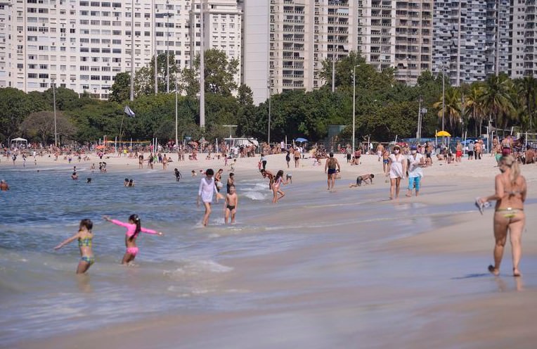 Prefeitura do RJ libera acesso a praias e cachoeiras apenas em dias úteis