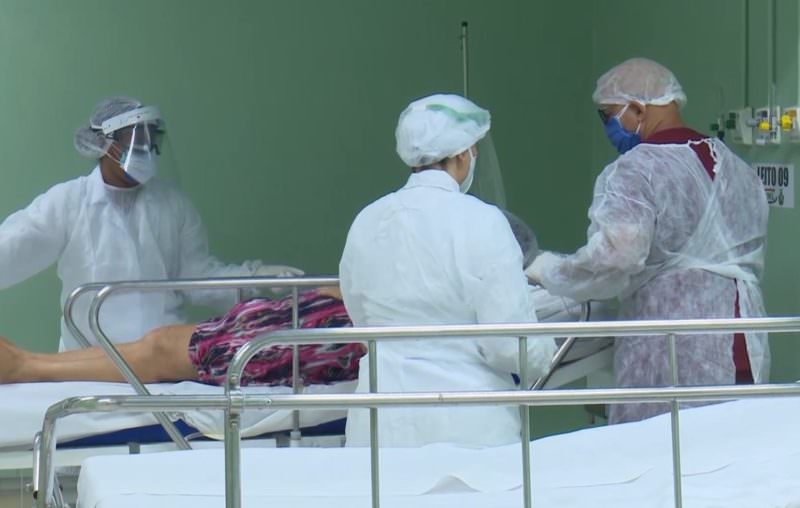 Brasil tem redução de mortes por covid-19 pela 1ª vez no ano