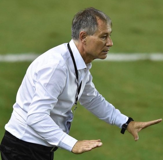 Técnico do Santos, Ariel Holan, pede demissão do clube após dois meses