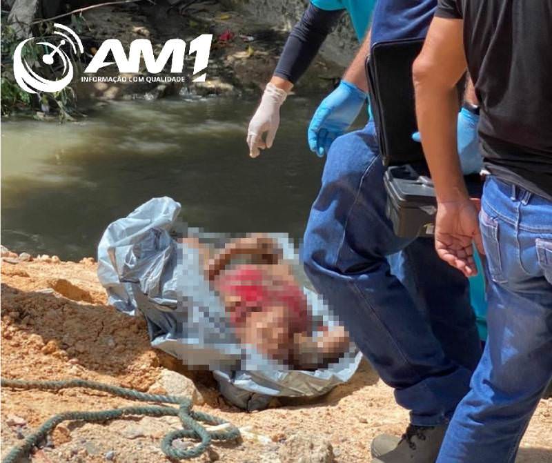 Veja o momento da retirada do corpo de mulher encontrado em igarapé de Manaus