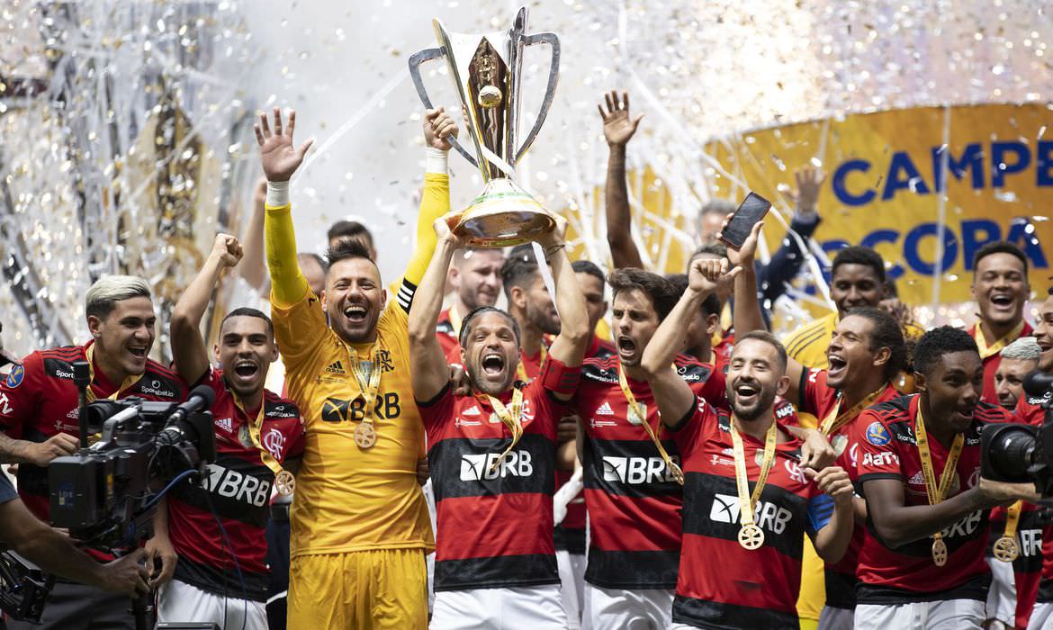 Festa na favela! Flamengo bate Palmeiras nos pênaltis e leva Supercopa do Brasil