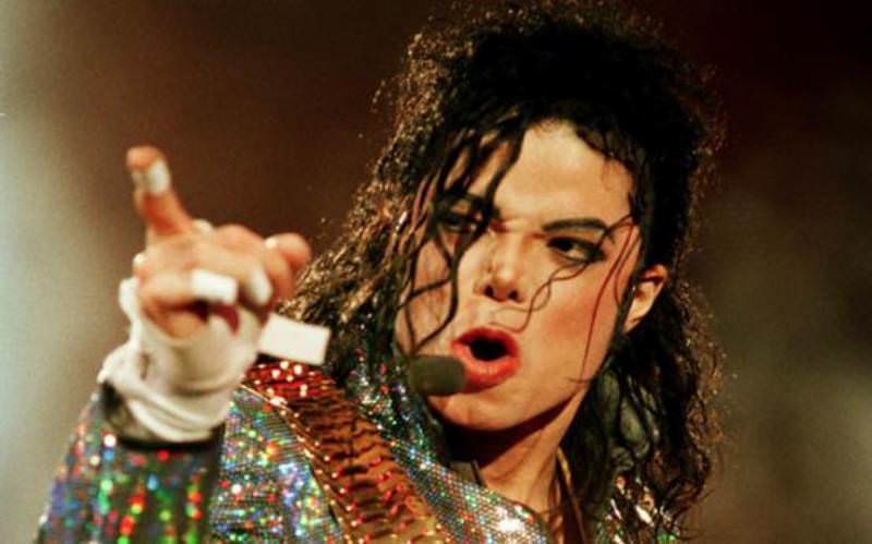 Processo que acusa Michael Jackson de abuso sexual é arquivado