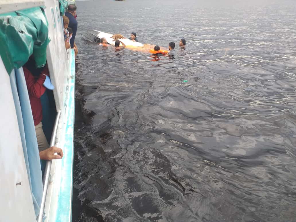 Vídeo: lancha com crianças naufraga no rio Negro, em Manaus