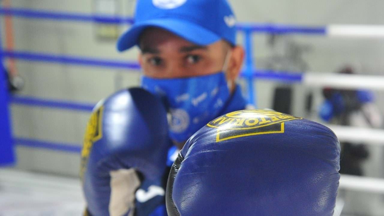 Boxeador brasileiro fica preso no México e perde cinturão sem lutar