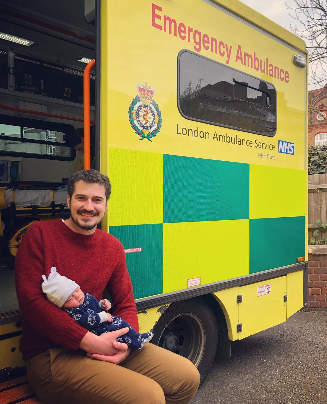 Filho de Pedro Vedova, jornalista da Globo, nasce em ambulância em Londres