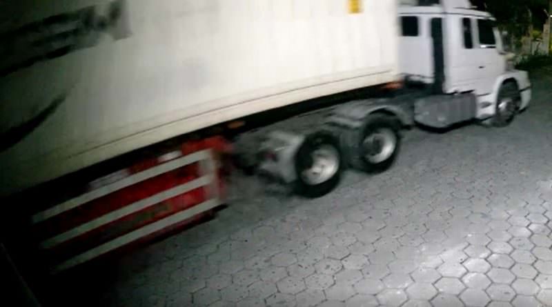 Dupla furta carga de carreta avaliada em R$ 250 mil; veja vídeo