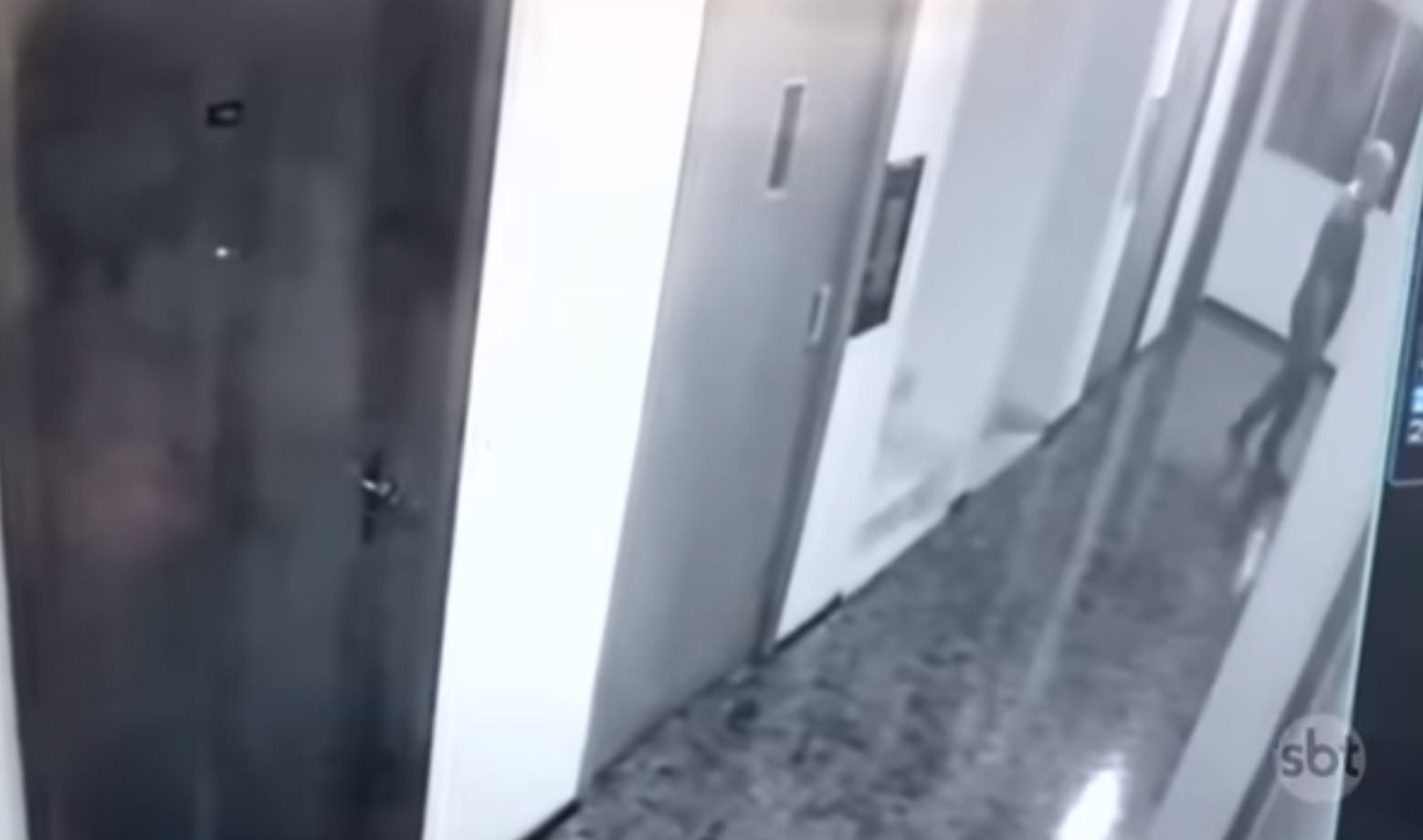 Vídeo: Jovem transexual é humilhada e atacada por vizinho em prédio