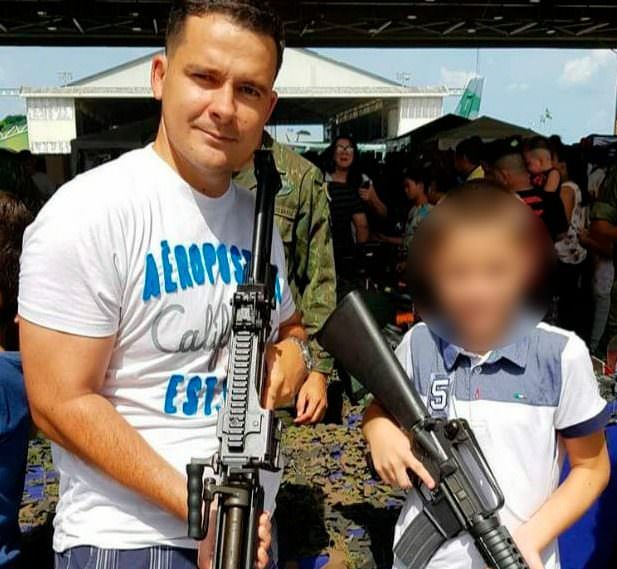 Deputado Alberto Neto posta foto com o filho armado e cita verso bíblico