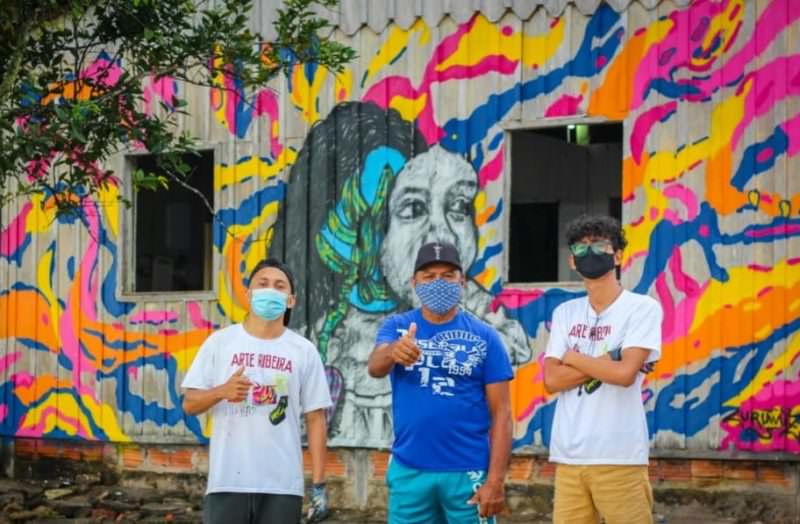 Artistas de Parintins colorem muros em comunidade ribeirinha