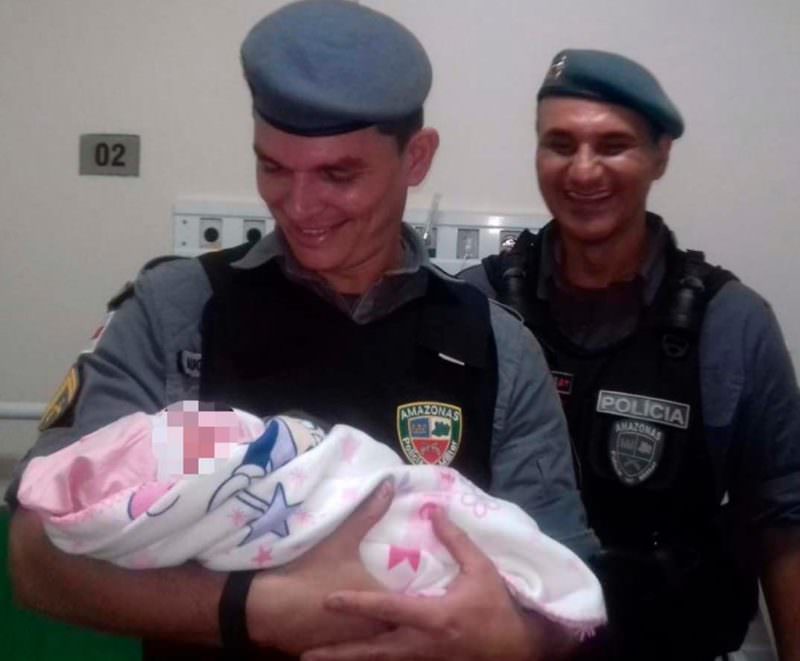 Policiais auxiliam parto de mulher que deu à luz no pátio de casa