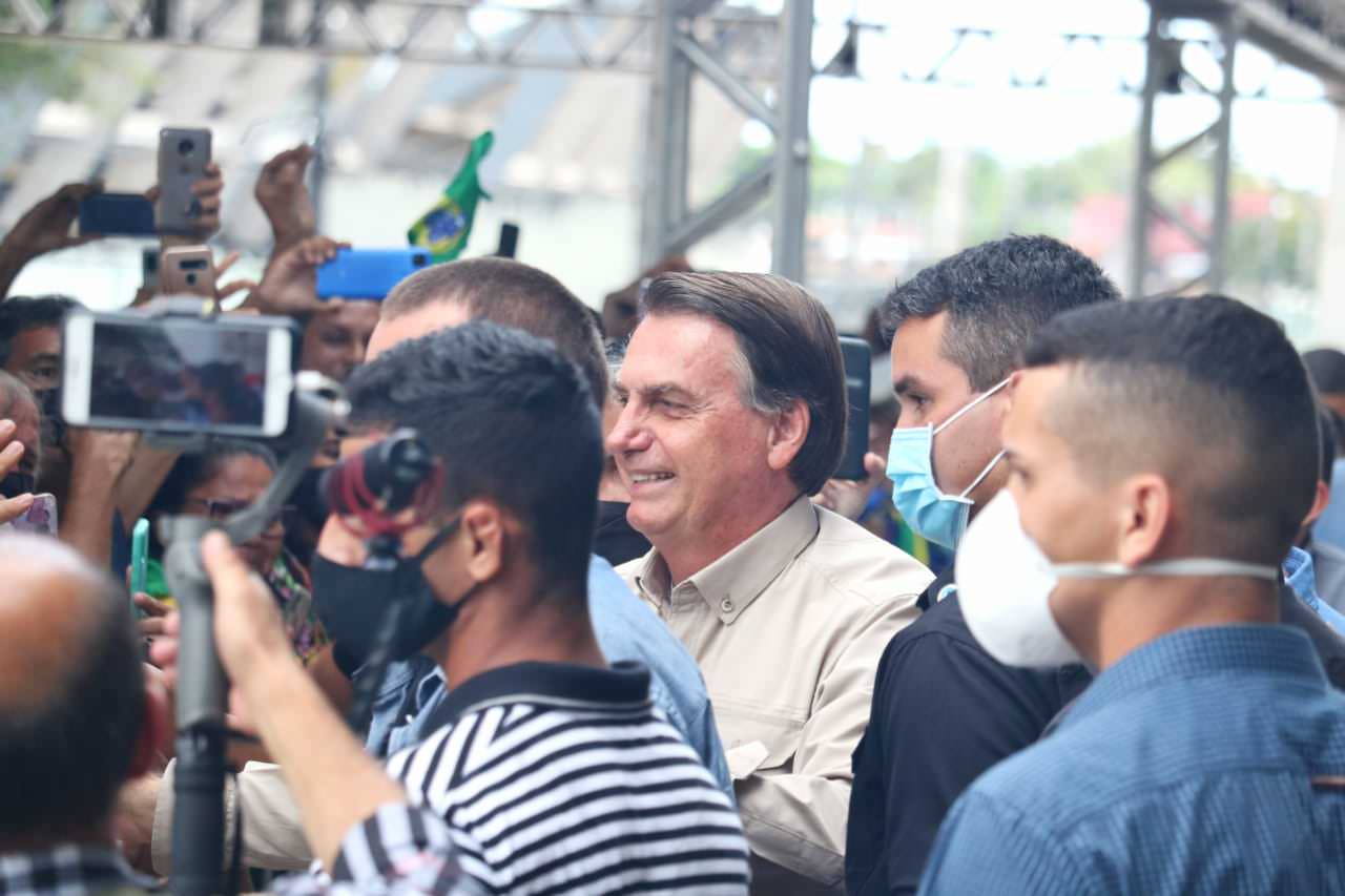 Vídeos mostram chegada de Bolsonaro a Manaus