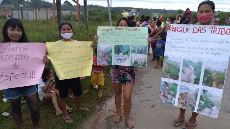 Moradores do Parque das Tribos bloqueiam a rua e exigem operação tapa-buracos