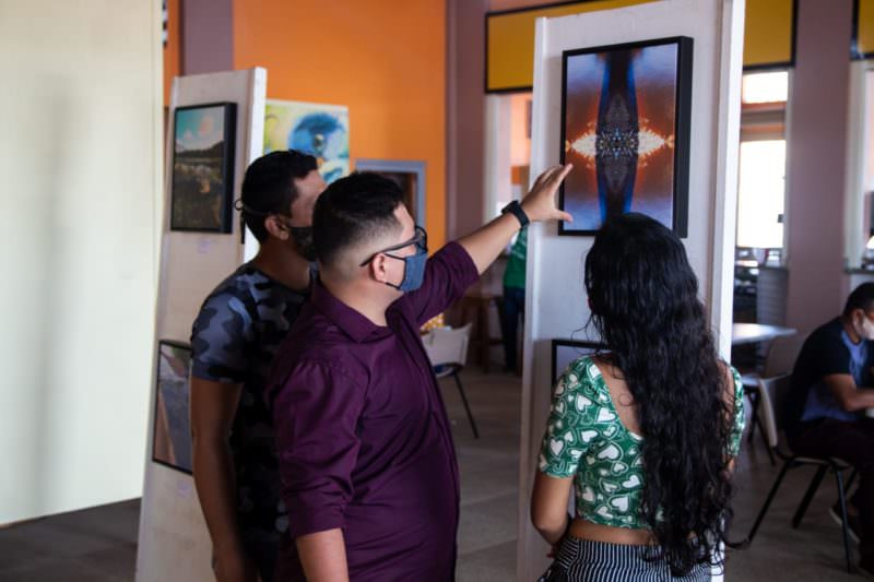 Aluno de artes visuais da UFAM realiza exposição fotográfica em Parintins