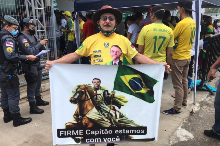 Apoiadores do presidente Bolsonaro gritam ‘mito’  e ‘Lula ladrão’ na frente do Vasco Vasques