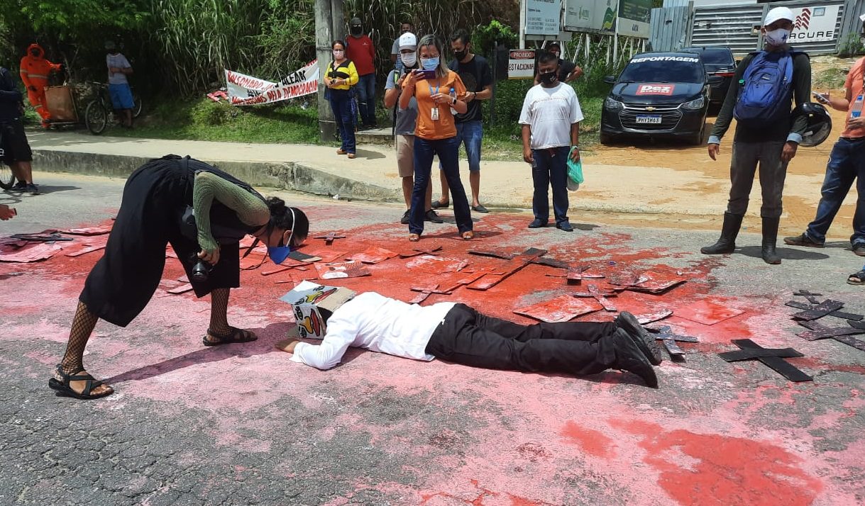 Opositores pintam chão de vermelho para culpar Bolsonaro pelas mortes no Amazonas