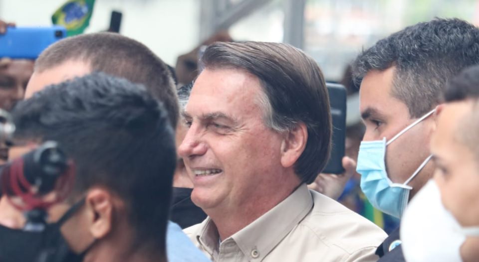 População aglomera no Vasco Vasques para tirar foto de Bolsonaro e grita: ‘Eu sou brasileiro!’
