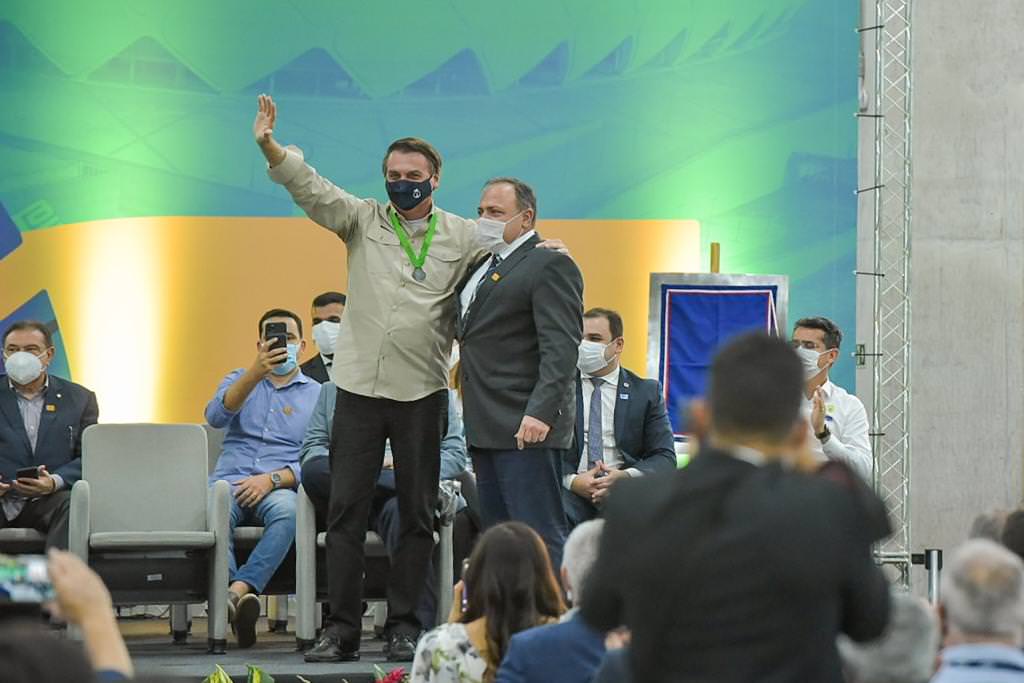 Grito de ‘Pazuello governador’ é levantado em visita de Bolsonaro a Manaus