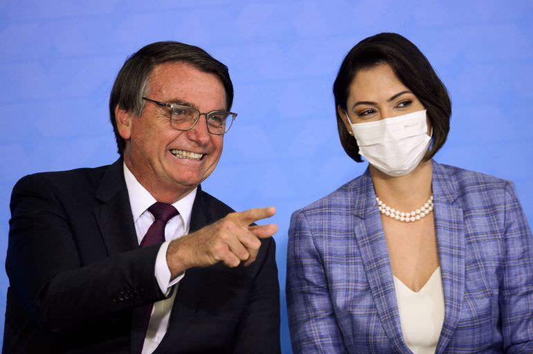 Criticada por esperar viagem aos EUA para se vacinar, Michelle Bolsonaro responde
