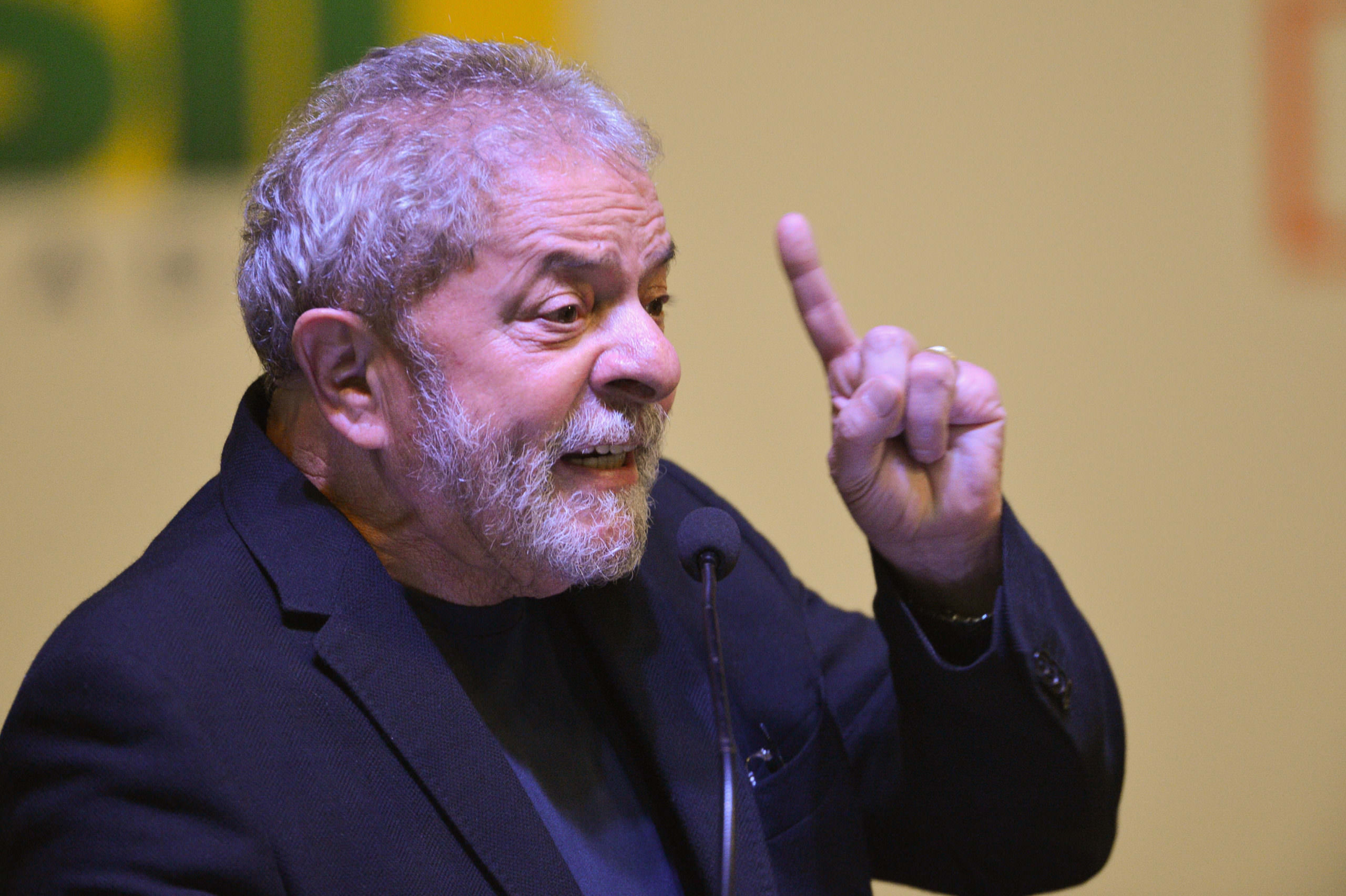 Lula afirma que eventual candidatura será para vencer “um fascista e genocida chamado Bolsonaro”