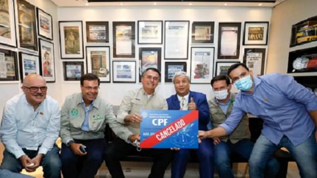 Bolsonaro chama jornalista do SBT de "idiota" por causa de pergunta sobre foto com Sikêra Jr.