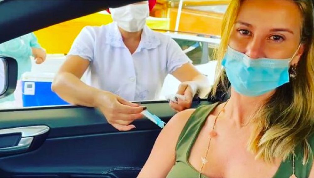 Mulher de Flavio Bolsonaro toma vacina contra covid-19