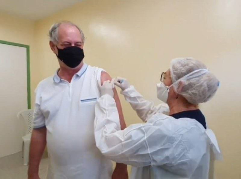 Ciro Gomes é imunizado contra a covid-19 em Fortaleza e se emociona com profissionais de saúde