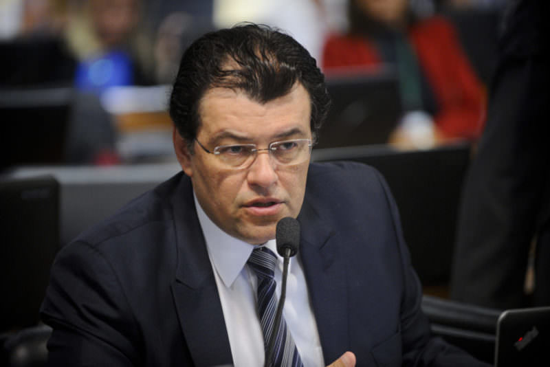Aos gritos e palavrões, Eduardo Braga faz ministra chorar ao cobrar emendas parlamentares