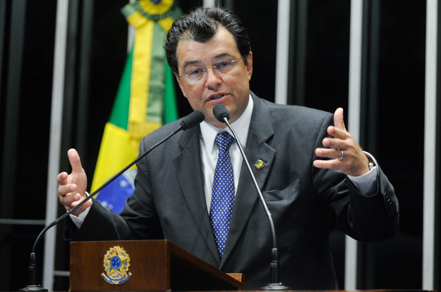 Eduardo Braga é relator do PL que vai decidir reajuste dos remédios em todo o Brasil