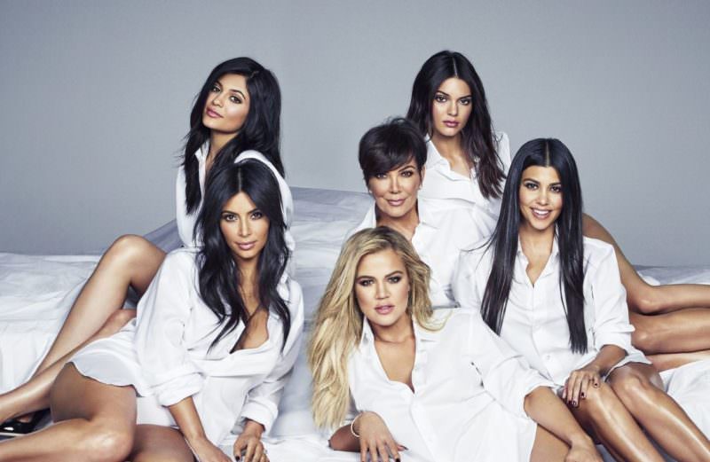 Família Kardashian foi inspiração para série ‘Bridgerton’, diz atriz