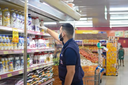 Carnes e sucos são encontrados fora de validade em supermercado de Manaus