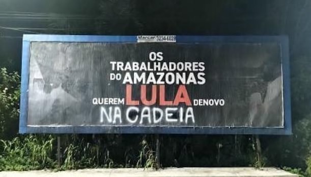 Outdoor a favor de Lula em Manaus é pichado e pede que petista volte para a cadeia