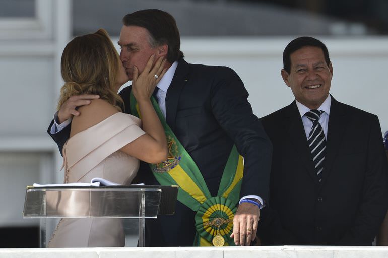 Carta fora do baralho na mesa de Jair Bolsonaro, Mourão cogita candidatura ao senado