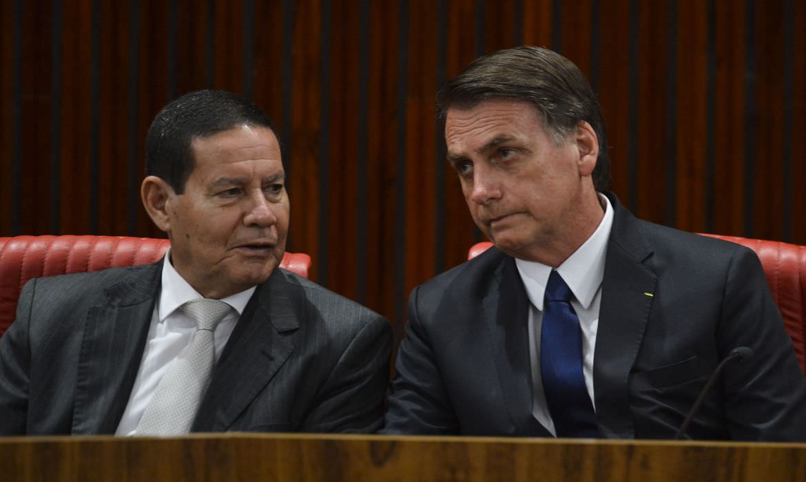 Mourão afirma que Bolsonaro dá sinais de que vai colocar outro em seu lugar