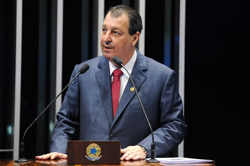 Senador pressiona Omar e pede que CPI convoque Carlos Bolsonaro