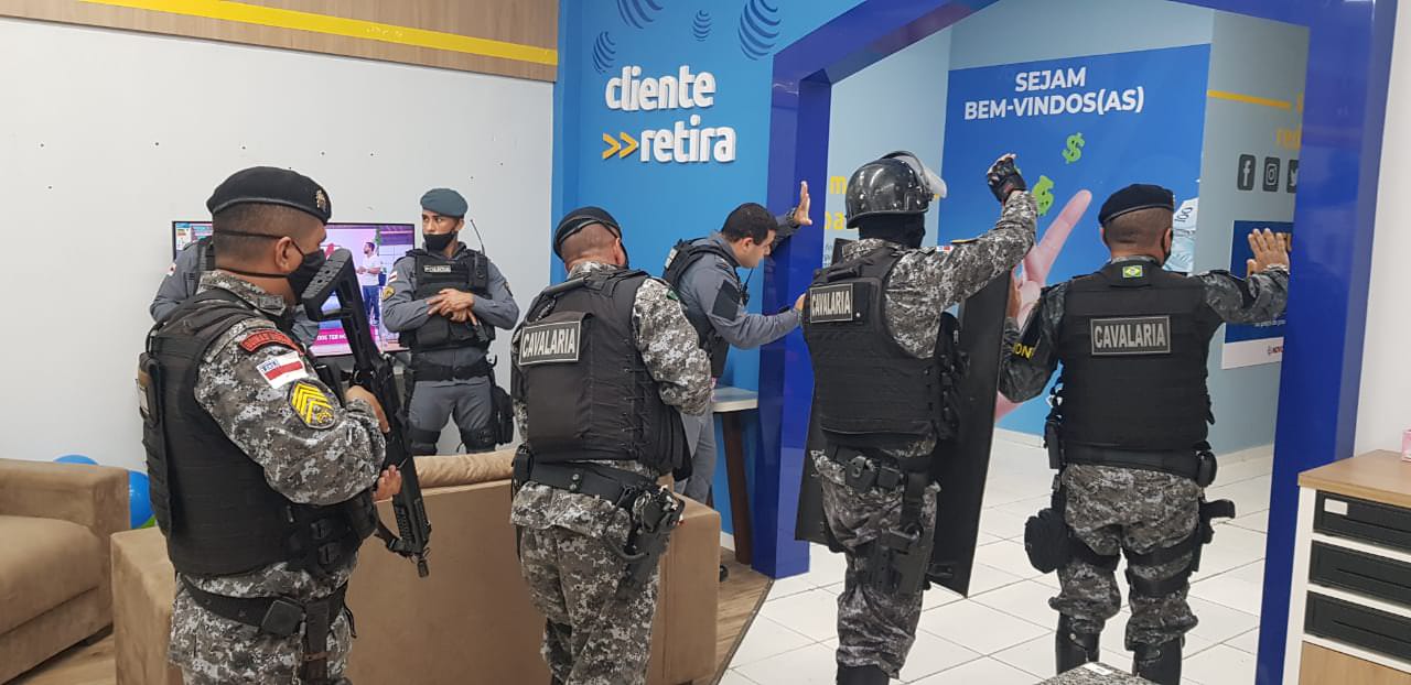 Vídeo: Assaltantes fazem refém em loja na Zona Norte de Manaus