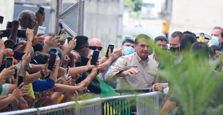 Sem máscara, Bolsonaro faz selfie com apoiadores em Manaus