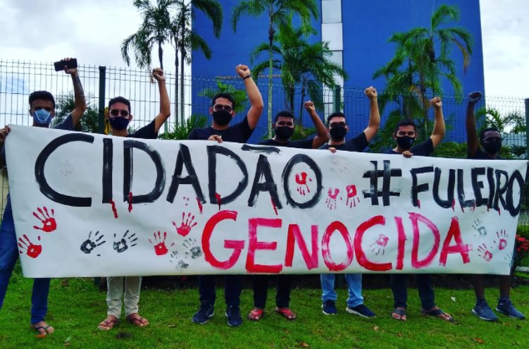 Opositores erguem faixas contra Bolsonaro na frente da Aleam