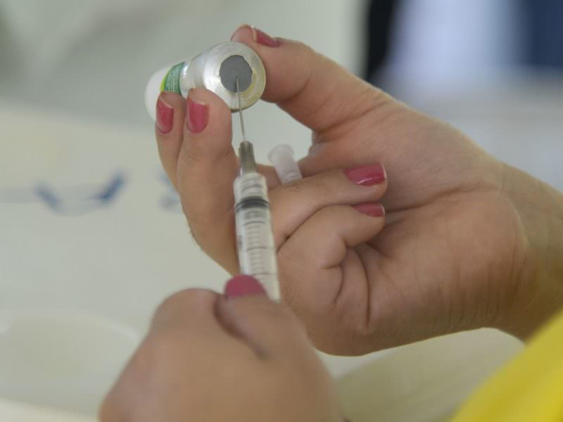 Falta de doses e cronograma da Saúde são riscos para vacinação, diz TCU