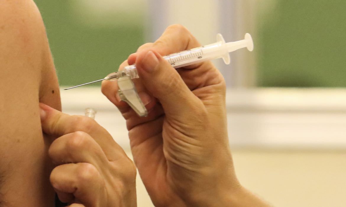 Meta de vacinação é imunizar cinco mil servidores em Manaus