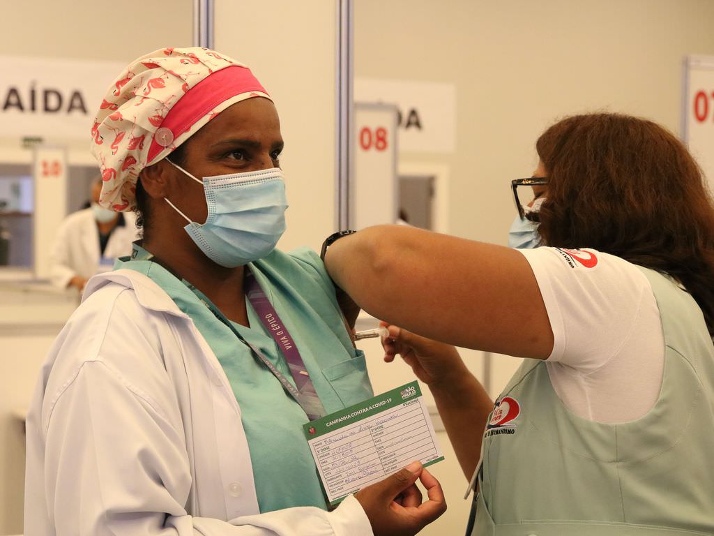 São Paulo antecipa vacinação de pessoas com 67 anos para esta segunda