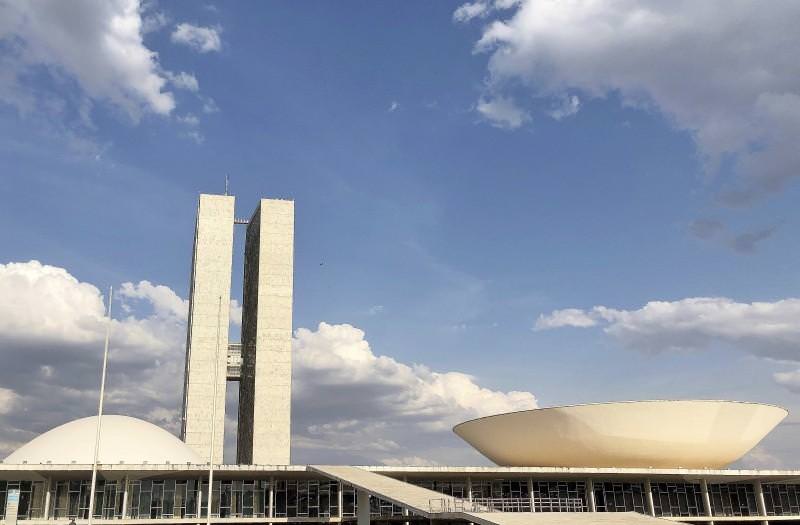 Câmara aprova projeto que libera compra de insumos contra Covid-19 sem licitação