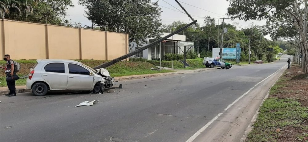 Motorista de app fica ferido após colidir com outro veículo e derrubar poste