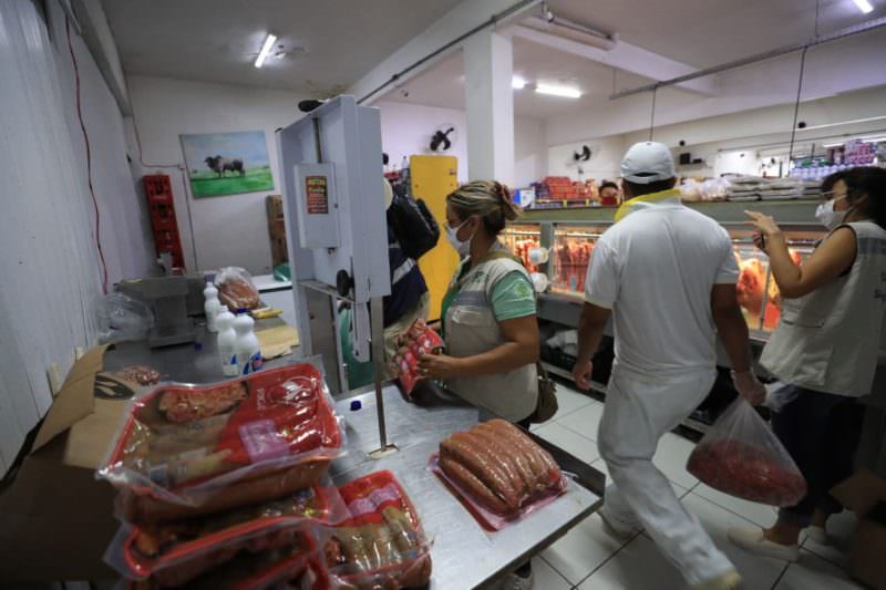 Mercadinho é flagrado comercializando mais de 100 quilos de carne fora da validade