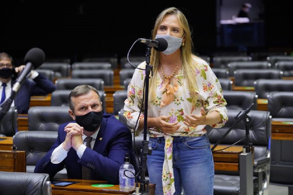 Deputados aprovam texto-base de projeto que amplia categorias prioritárias na vacinação